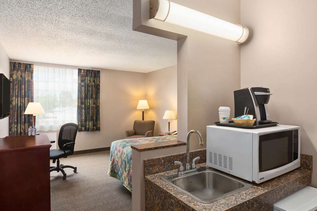 Travelodge Hanna Canada Grey Chambre photo